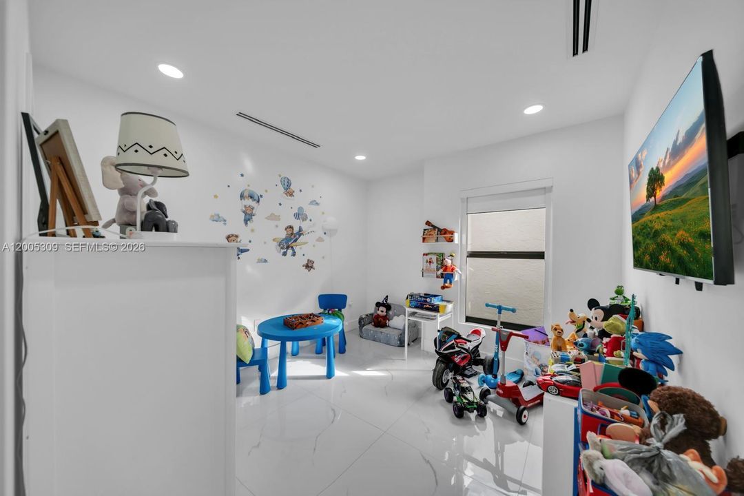 For Sale: $1,800,000 (3 beds, 2 baths, 2543 Square Feet)