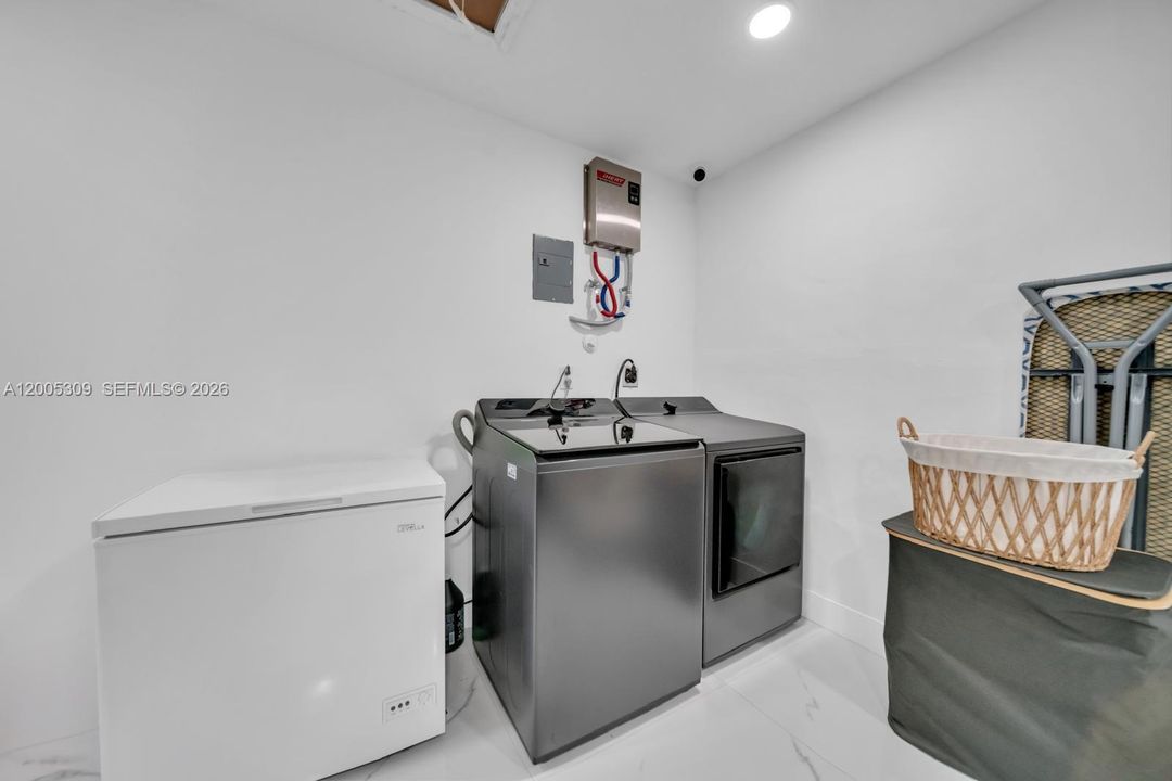 For Sale: $1,800,000 (3 beds, 2 baths, 2543 Square Feet)