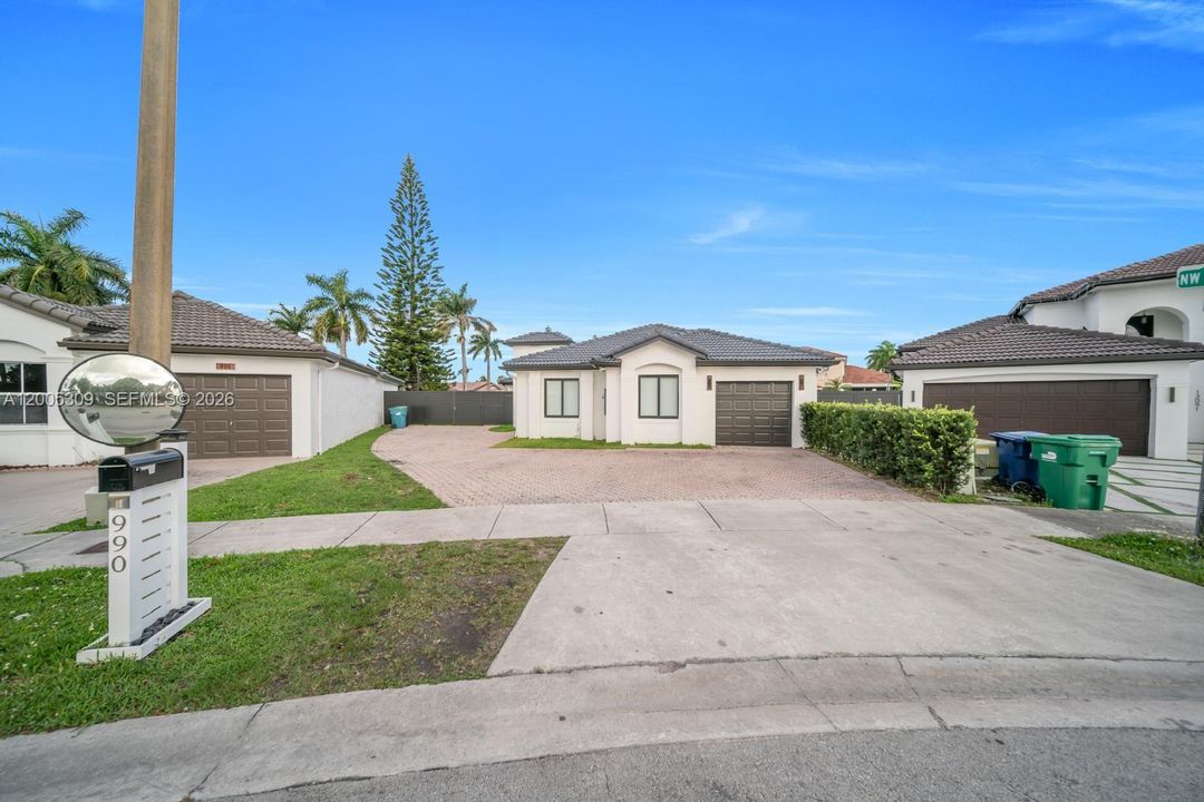 For Sale: $1,800,000 (3 beds, 2 baths, 2543 Square Feet)