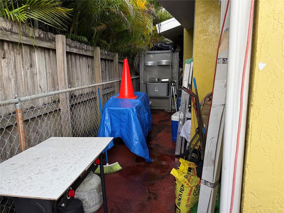 Side Patio Rear Unit 1214