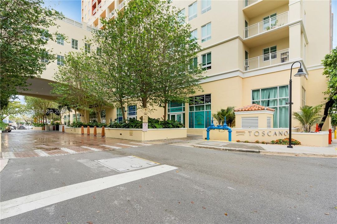 Active With Contract: $3,200 (2 beds, 2 baths, 1155 Square Feet)