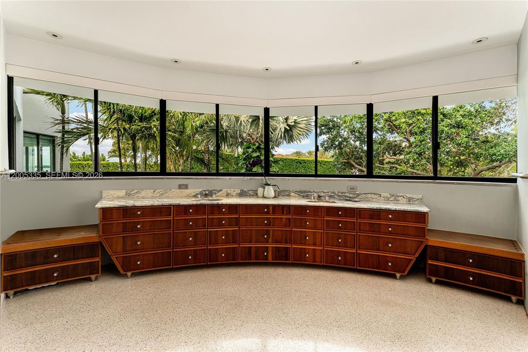 For Sale: $237,000,000 (5 beds, 7 baths, 11528 Square Feet)