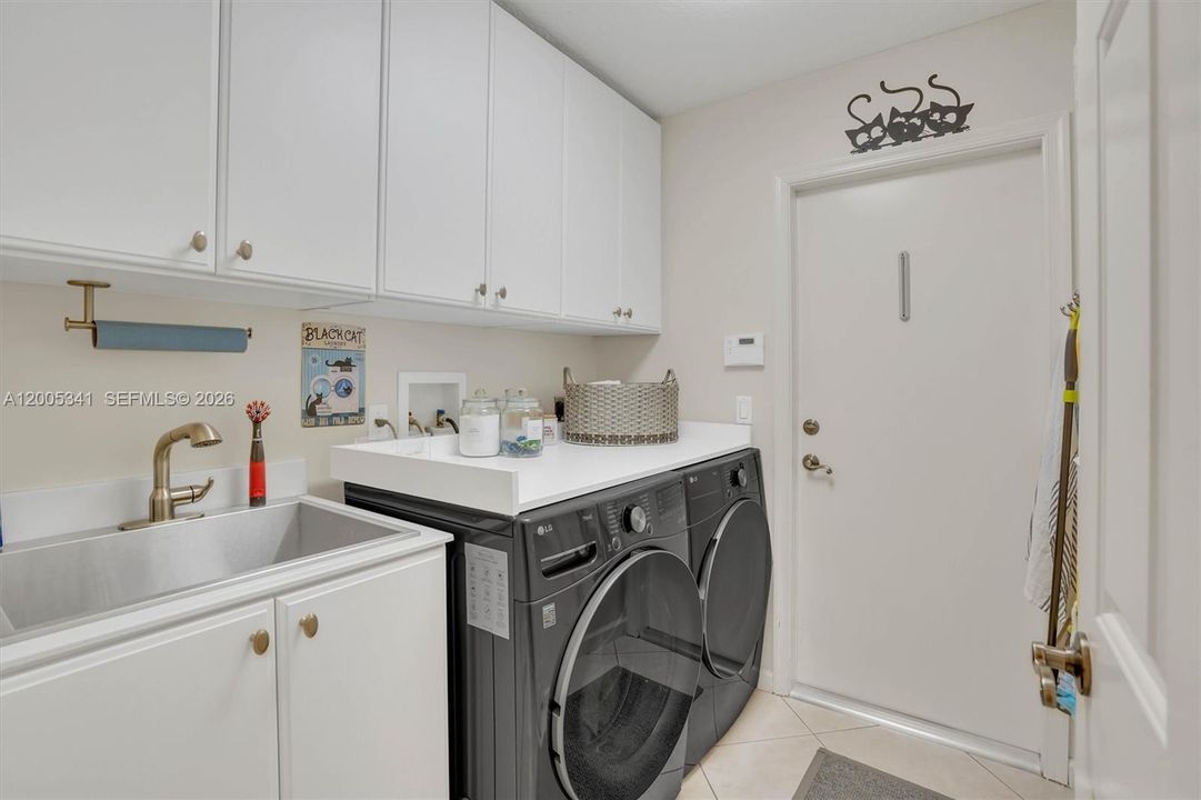 Activo con contrato: $1,035,000 (4 camas, 3 baños, 3142 Pies cuadrados)