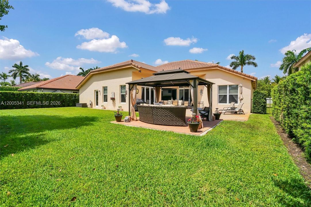 Activo con contrato: $1,035,000 (4 camas, 3 baños, 3142 Pies cuadrados)