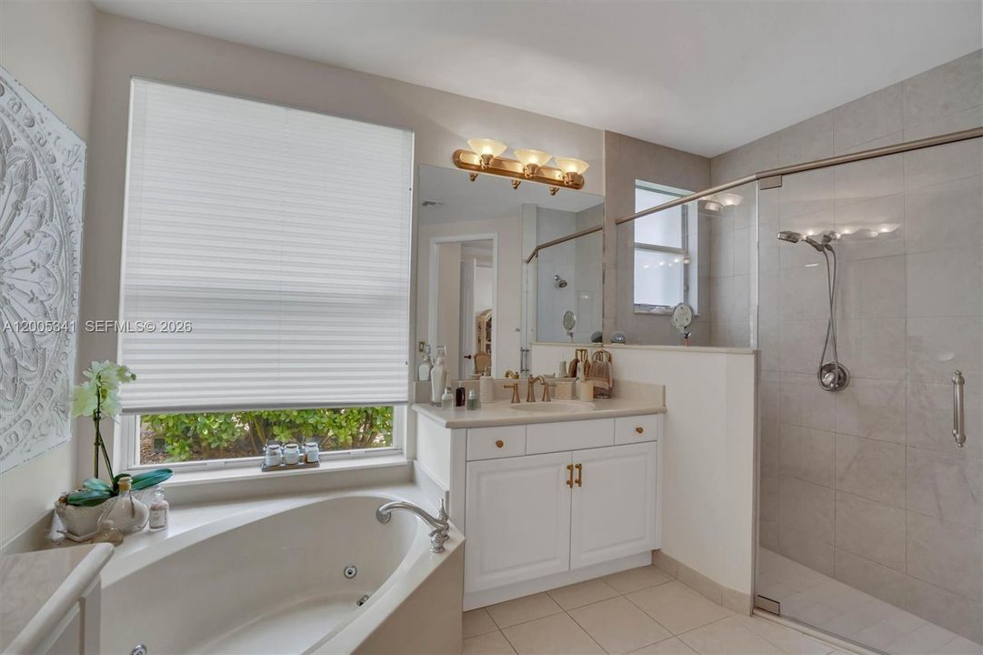 Activo con contrato: $1,035,000 (4 camas, 3 baños, 3142 Pies cuadrados)
