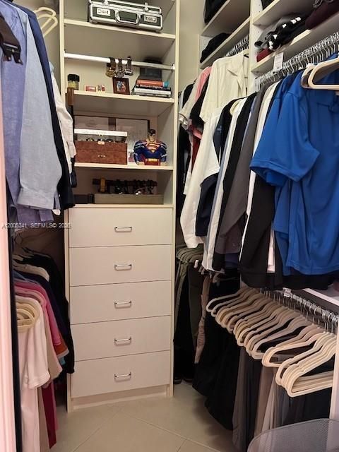 Activo con contrato: $1,035,000 (4 camas, 3 baños, 3142 Pies cuadrados)