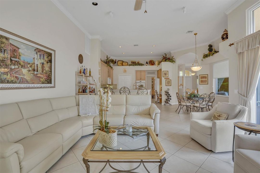 Activo con contrato: $1,035,000 (4 camas, 3 baños, 3142 Pies cuadrados)