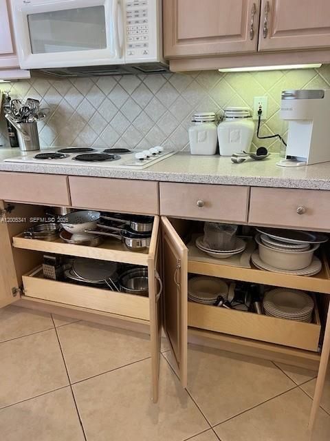 Activo con contrato: $1,035,000 (4 camas, 3 baños, 3142 Pies cuadrados)