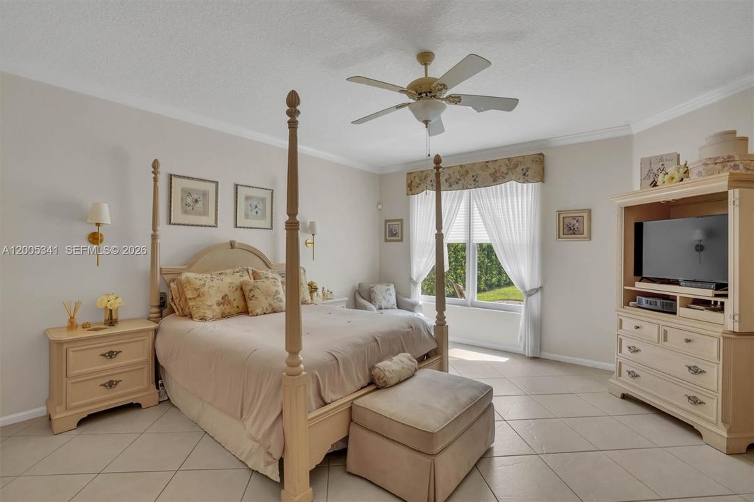 Activo con contrato: $1,035,000 (4 camas, 3 baños, 3142 Pies cuadrados)