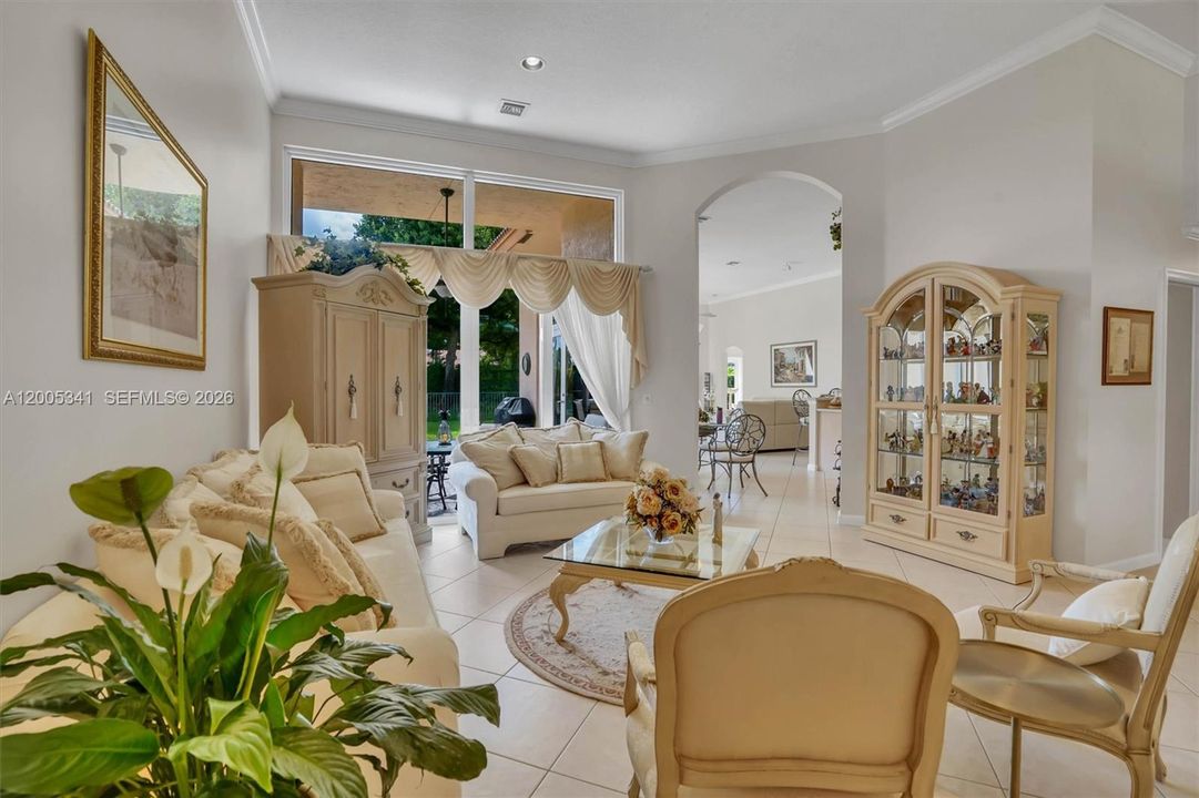 Activo con contrato: $1,035,000 (4 camas, 3 baños, 3142 Pies cuadrados)