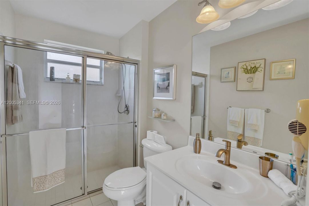 Activo con contrato: $1,035,000 (4 camas, 3 baños, 3142 Pies cuadrados)