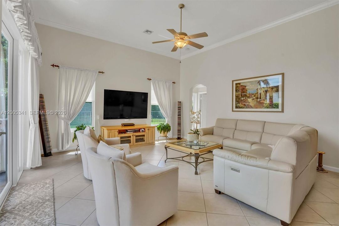 Activo con contrato: $1,035,000 (4 camas, 3 baños, 3142 Pies cuadrados)