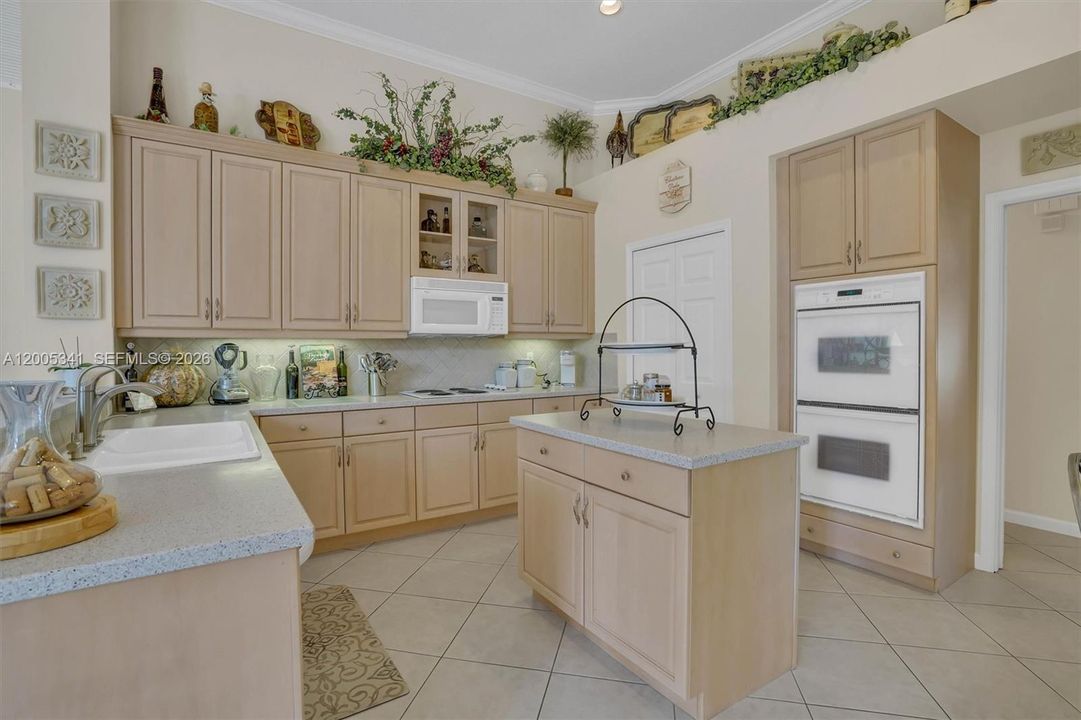 Activo con contrato: $1,035,000 (4 camas, 3 baños, 3142 Pies cuadrados)