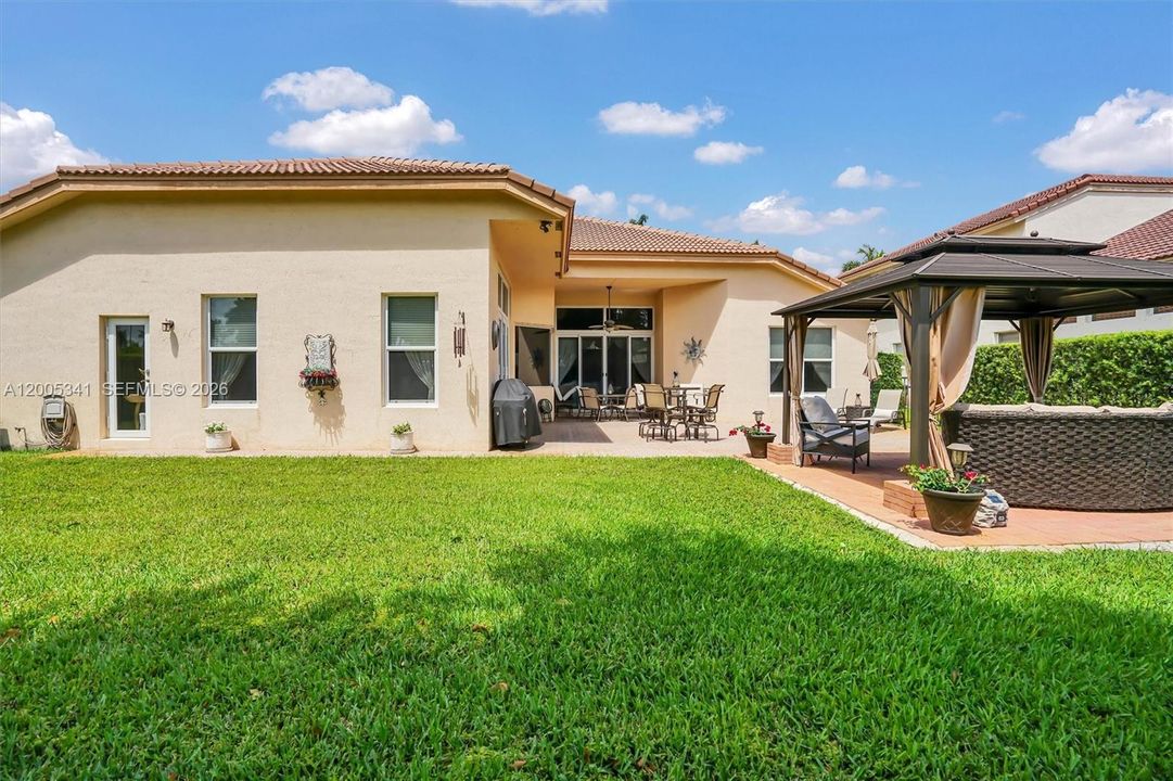 Activo con contrato: $1,035,000 (4 camas, 3 baños, 3142 Pies cuadrados)