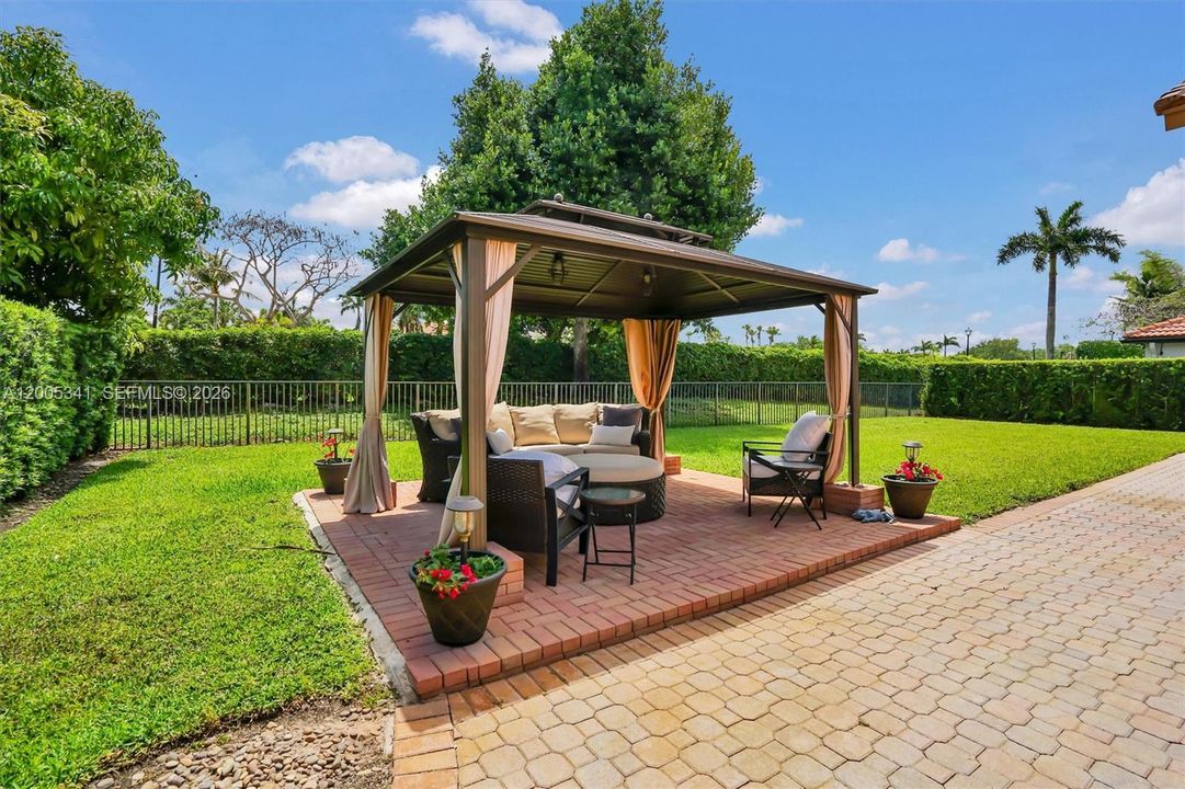 Activo con contrato: $1,035,000 (4 camas, 3 baños, 3142 Pies cuadrados)