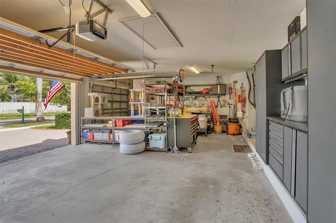 Activo con contrato: $1,035,000 (4 camas, 3 baños, 3142 Pies cuadrados)