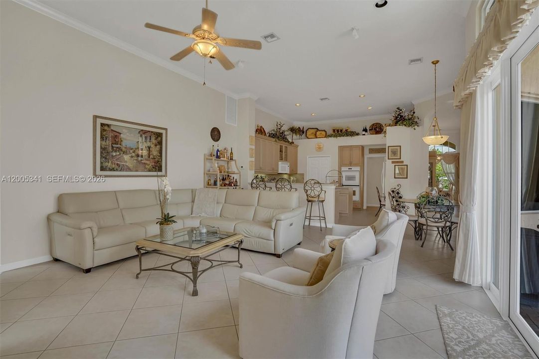 Activo con contrato: $1,035,000 (4 camas, 3 baños, 3142 Pies cuadrados)