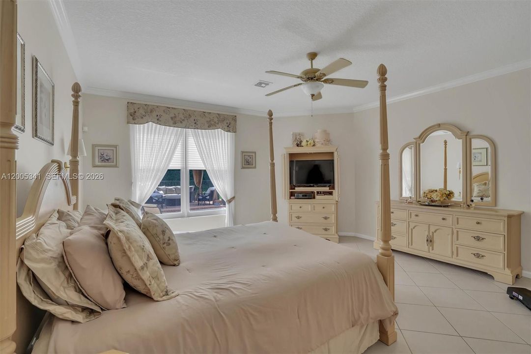Activo con contrato: $1,035,000 (4 camas, 3 baños, 3142 Pies cuadrados)