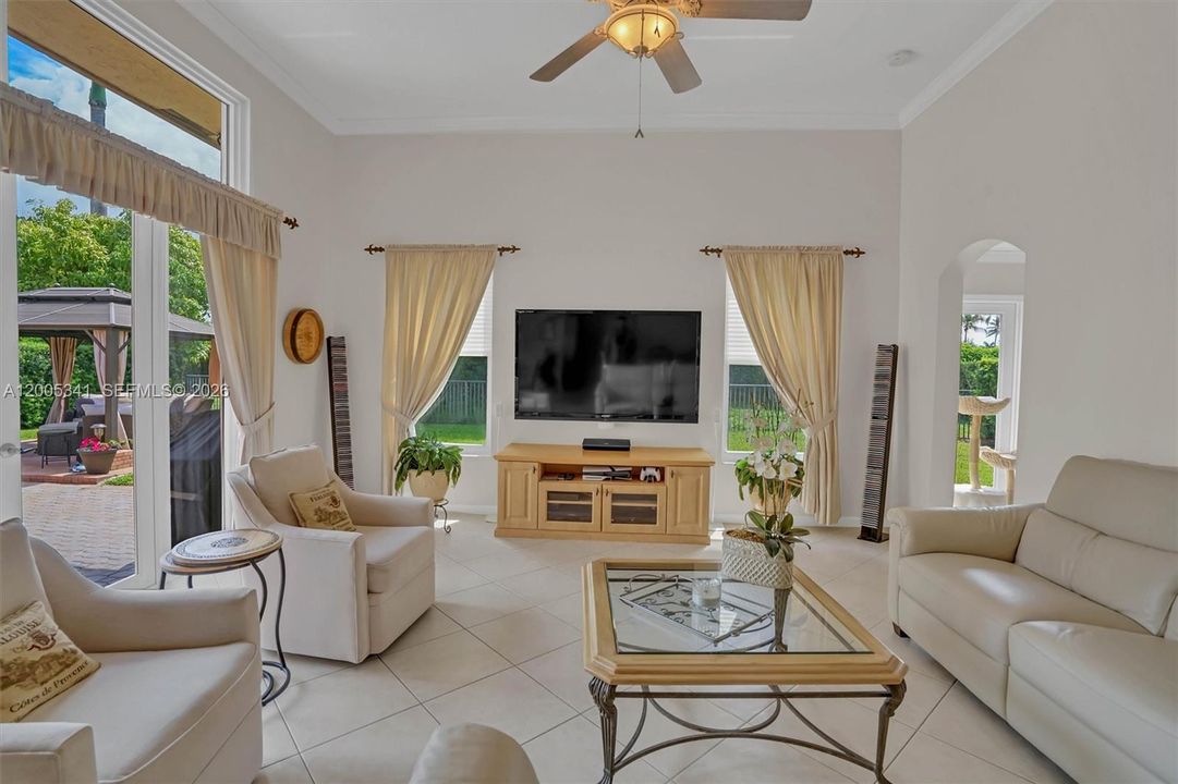 Activo con contrato: $1,035,000 (4 camas, 3 baños, 3142 Pies cuadrados)