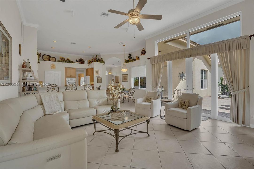 Activo con contrato: $1,035,000 (4 camas, 3 baños, 3142 Pies cuadrados)