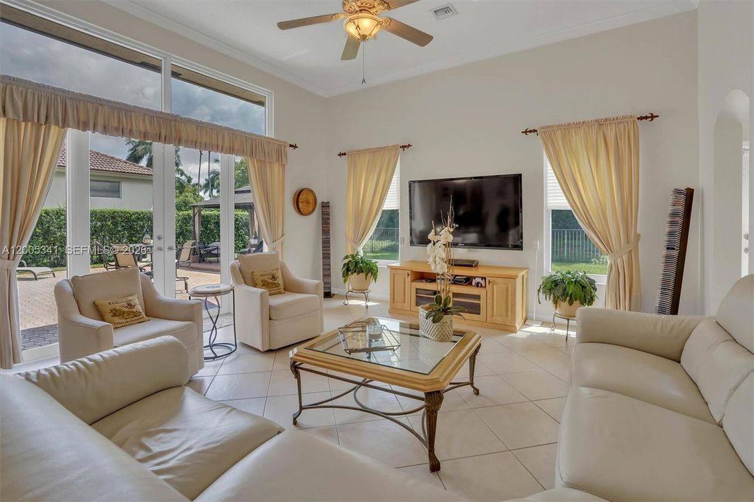 Activo con contrato: $1,035,000 (4 camas, 3 baños, 3142 Pies cuadrados)