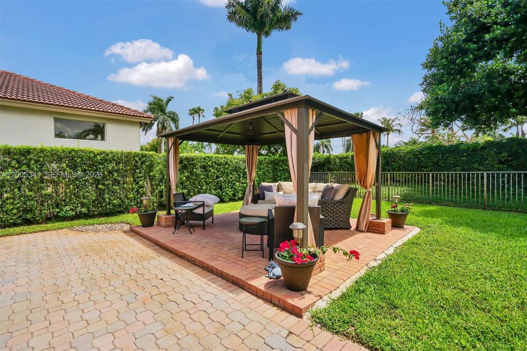 Activo con contrato: $1,035,000 (4 camas, 3 baños, 3142 Pies cuadrados)