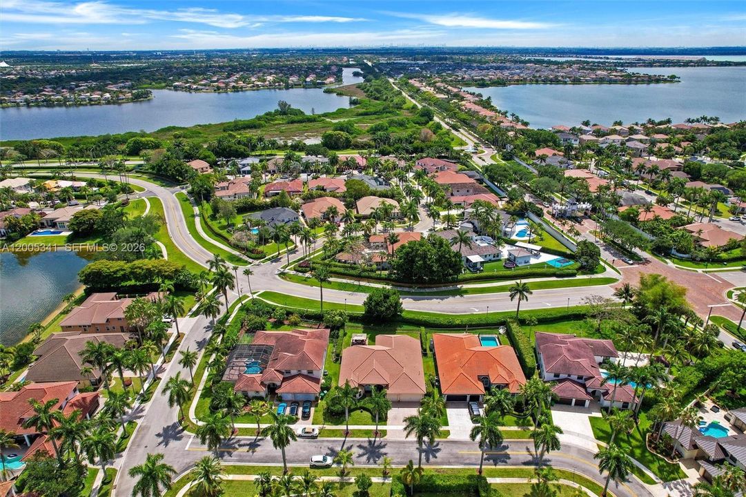 Activo con contrato: $1,035,000 (4 camas, 3 baños, 3142 Pies cuadrados)