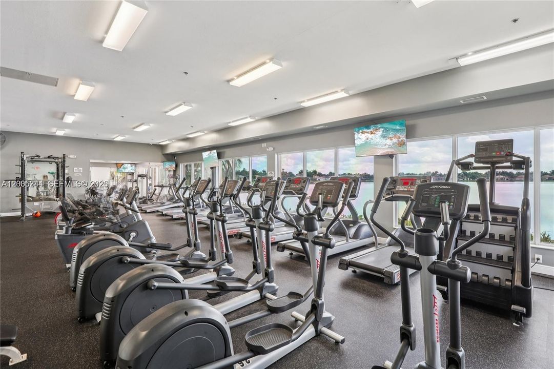 Activo con contrato: $1,035,000 (4 camas, 3 baños, 3142 Pies cuadrados)