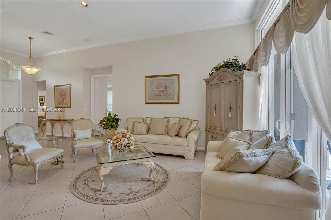 Activo con contrato: $1,035,000 (4 camas, 3 baños, 3142 Pies cuadrados)