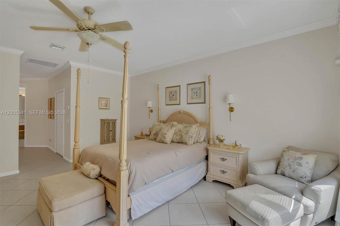 Activo con contrato: $1,035,000 (4 camas, 3 baños, 3142 Pies cuadrados)