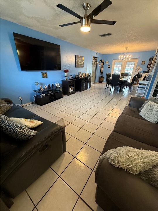 En Venta: $399,900 (3 camas, 2 baños, 1087 Pies cuadrados)