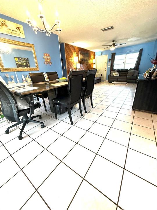 En Venta: $399,900 (3 camas, 2 baños, 1087 Pies cuadrados)