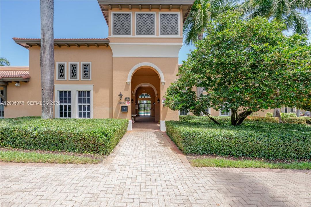 For Sale: $599,000 (3 beds, 3 baths, 2320 Square Feet)