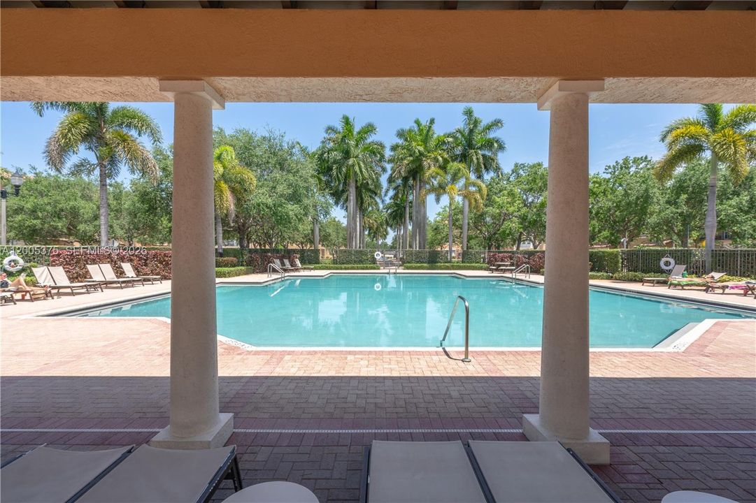 For Sale: $599,000 (3 beds, 3 baths, 2320 Square Feet)