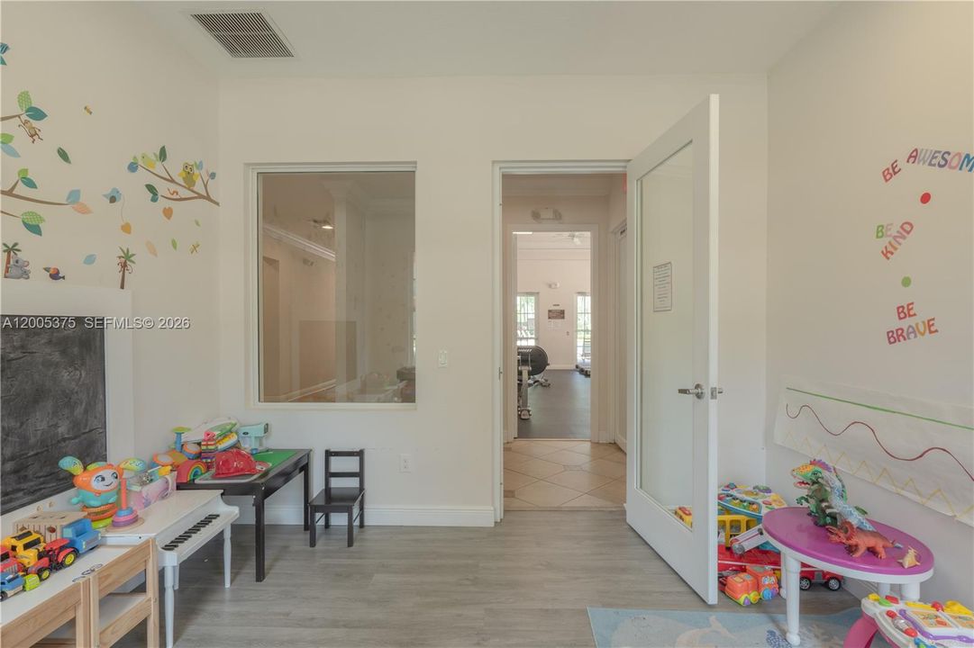 For Sale: $599,000 (3 beds, 3 baths, 2320 Square Feet)
