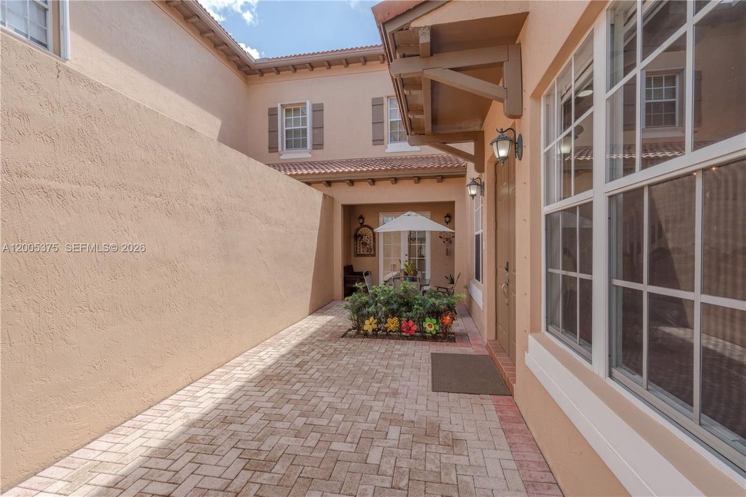For Sale: $599,000 (3 beds, 3 baths, 2320 Square Feet)