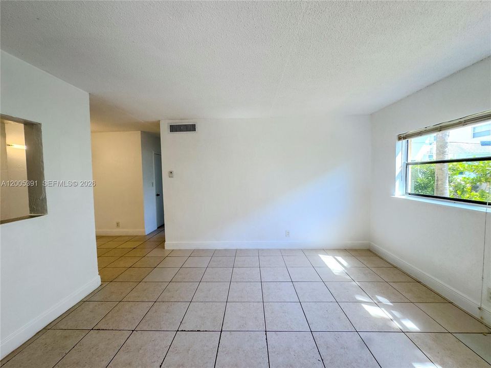 Activo con contrato: $1,350 (1 camas, 1 baños, 550 Pies cuadrados)