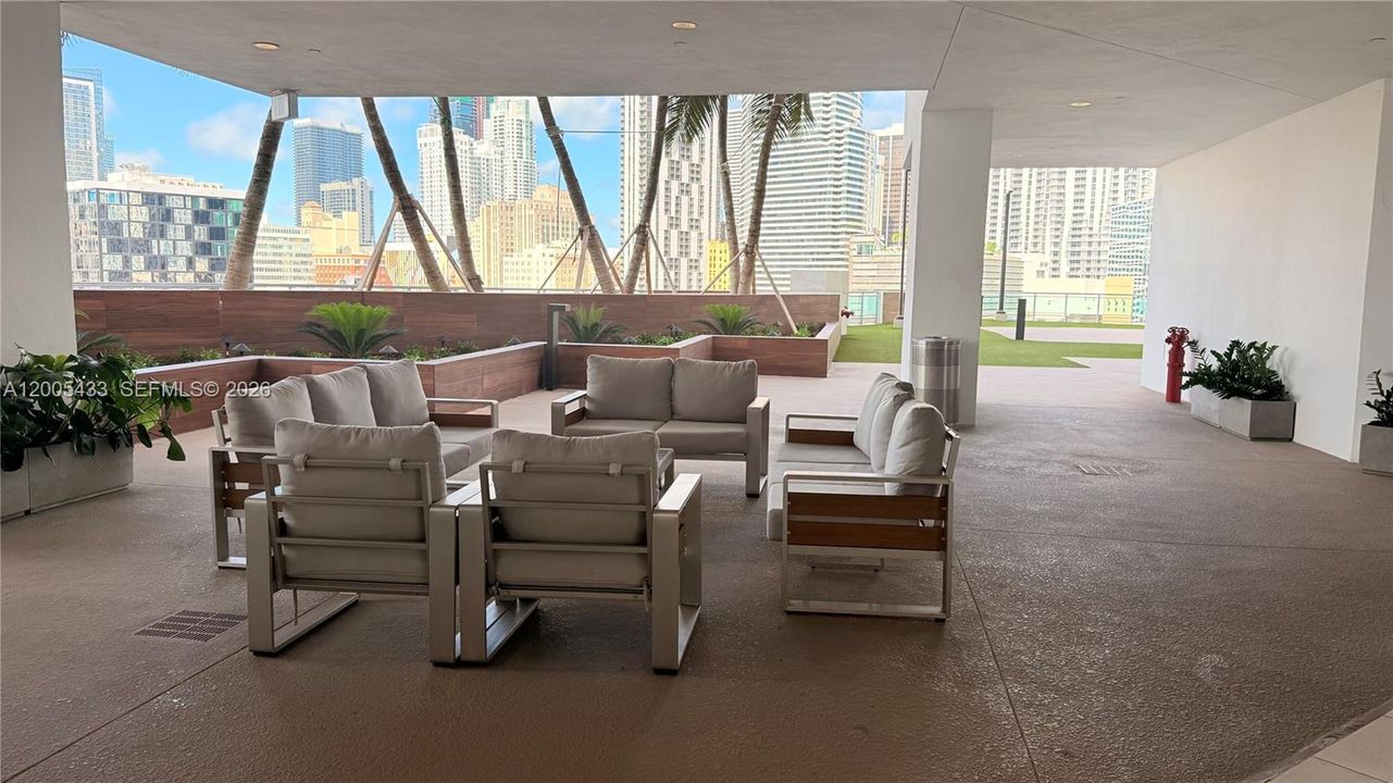 For Sale: $369,000 (1 beds, 1 baths, 768 Square Feet)