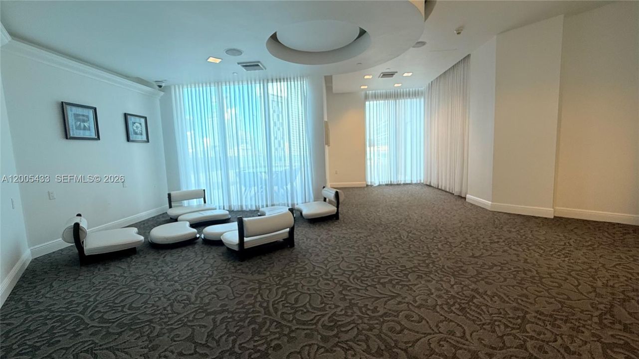 For Sale: $369,000 (1 beds, 1 baths, 768 Square Feet)