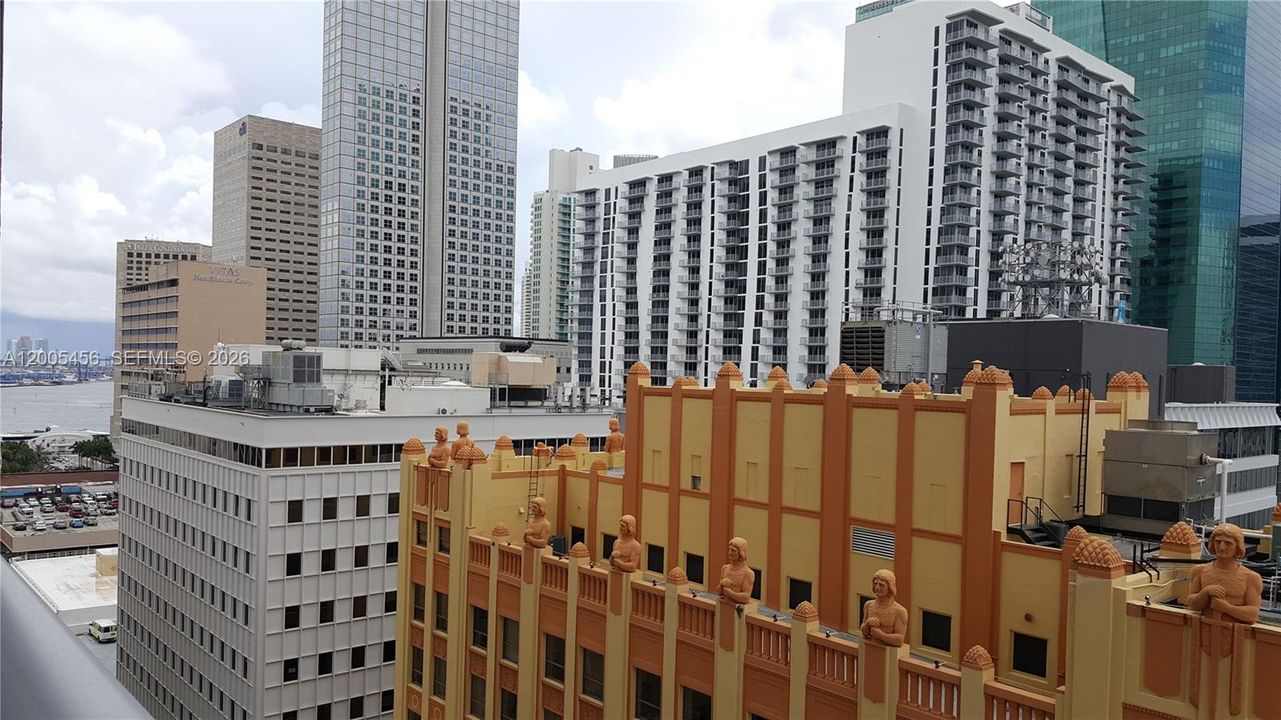 For Sale: $338,000 (1 beds, 1 baths, 533 Square Feet)