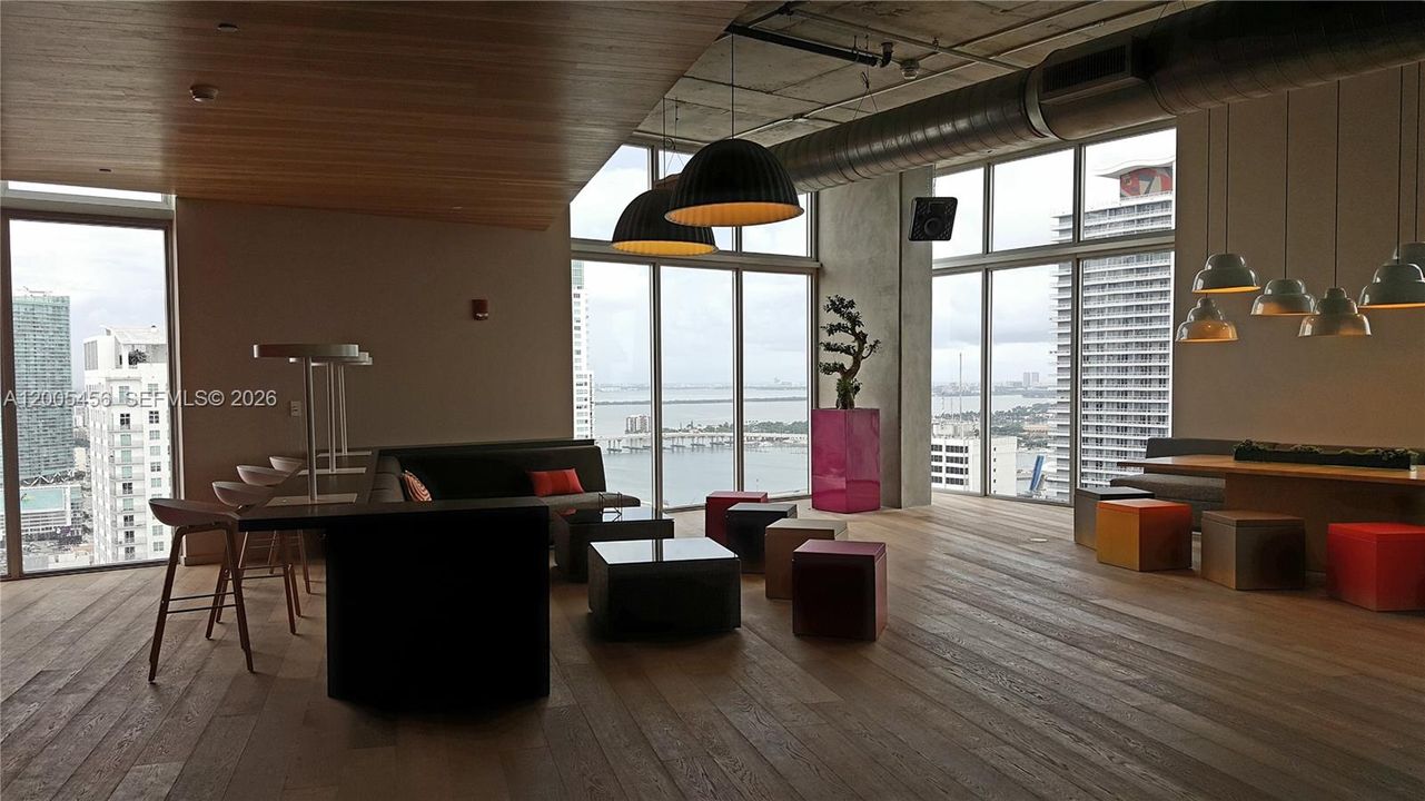 For Sale: $338,000 (1 beds, 1 baths, 533 Square Feet)