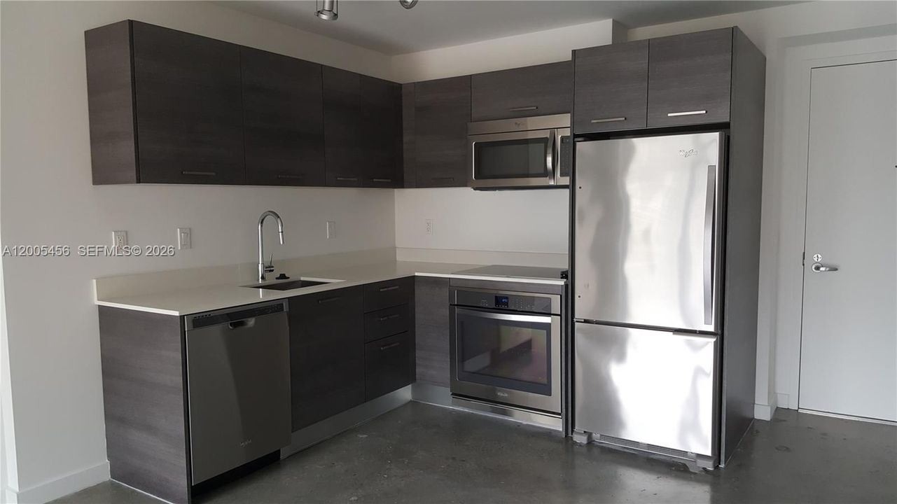 For Sale: $338,000 (1 beds, 1 baths, 533 Square Feet)