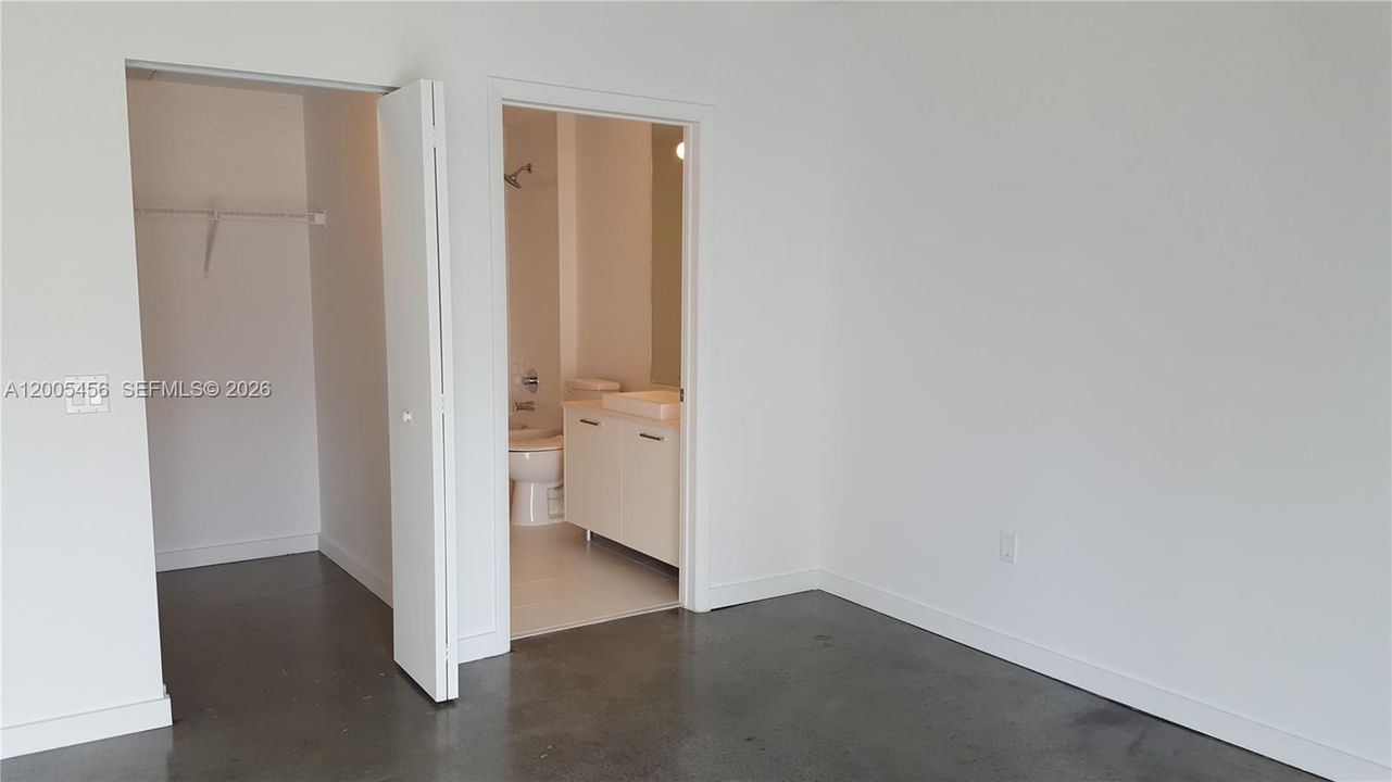 For Sale: $338,000 (1 beds, 1 baths, 533 Square Feet)
