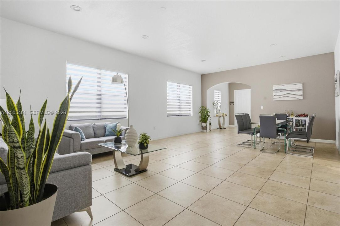 Activo con contrato: $650,000 (3 camas, 2 baños, 1920 Pies cuadrados)
