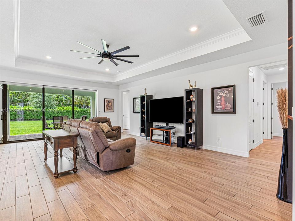 Activo con contrato: $1,299,999 (3 camas, 4 baños, 2590 Pies cuadrados)