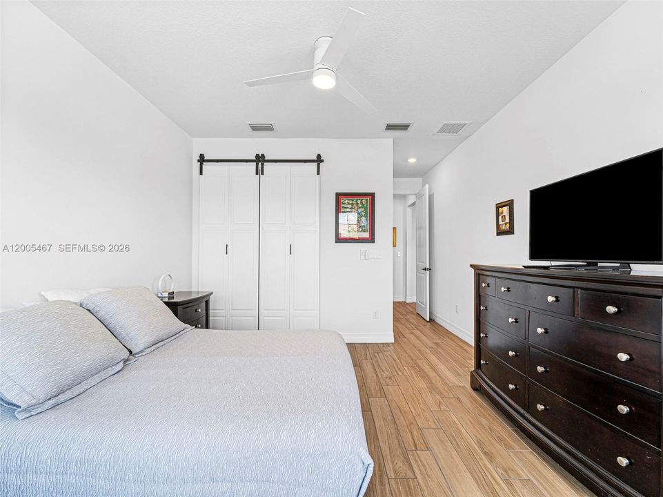 Activo con contrato: $1,299,999 (3 camas, 4 baños, 2590 Pies cuadrados)