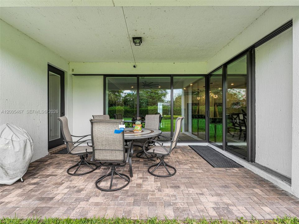 Activo con contrato: $1,299,999 (3 camas, 4 baños, 2590 Pies cuadrados)