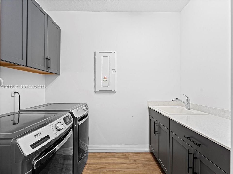 Activo con contrato: $1,299,999 (3 camas, 4 baños, 2590 Pies cuadrados)