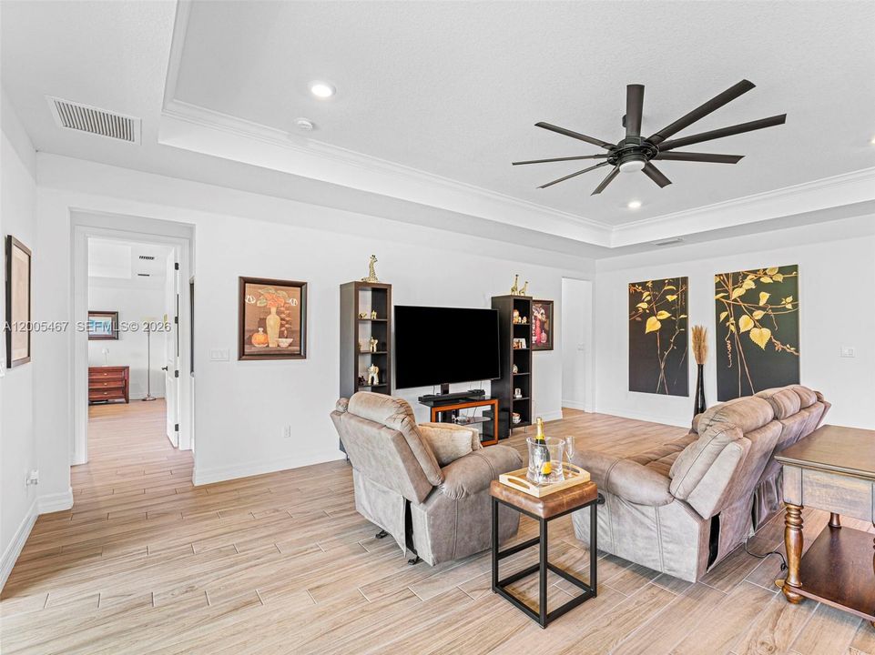 Activo con contrato: $1,299,999 (3 camas, 4 baños, 2590 Pies cuadrados)