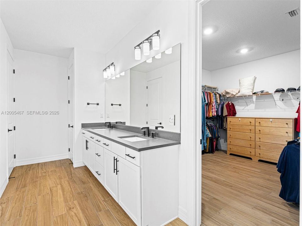 Activo con contrato: $1,299,999 (3 camas, 4 baños, 2590 Pies cuadrados)